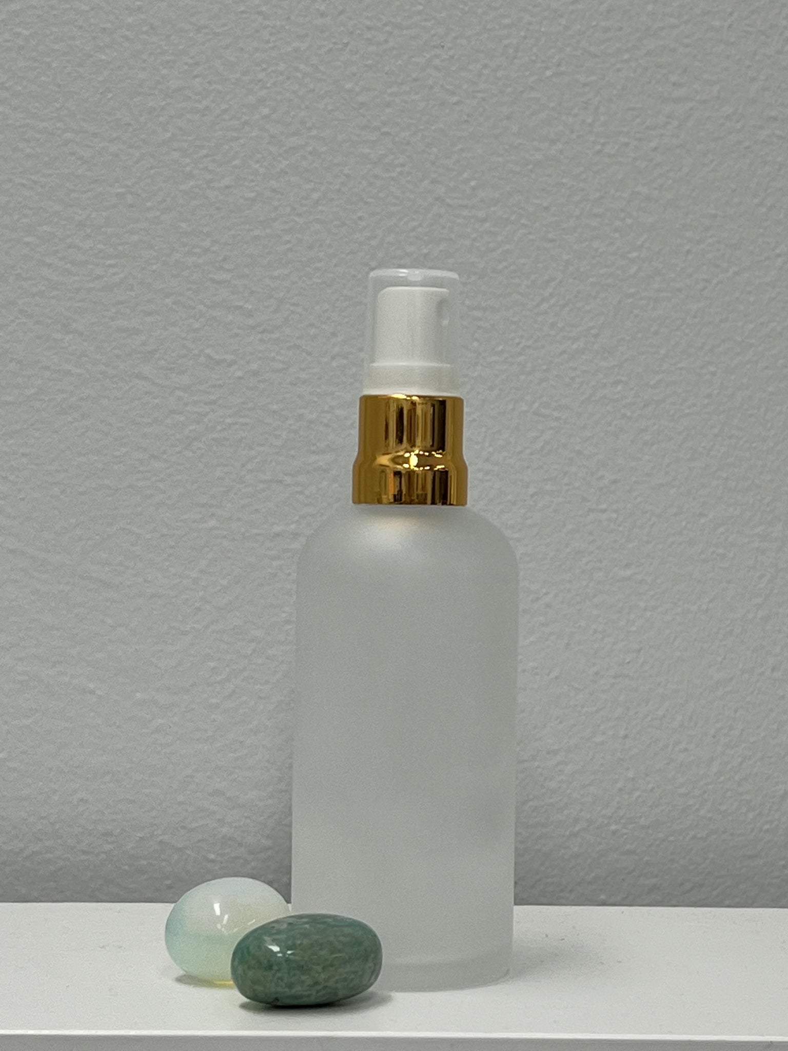 Frosted White 100ml gold spray top